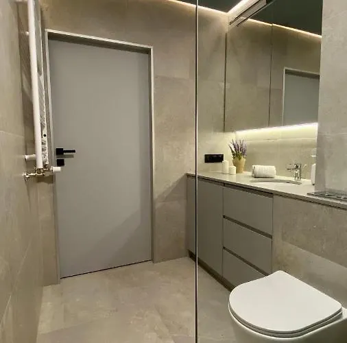 Grey House + Free Parking فروتسواف